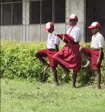 Upacara SD di Papua tak pakai sepatu. (TikTok @1412maxi)